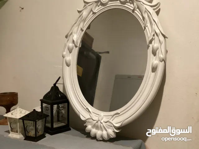 Vintage White Decorative Wall Mirror with Ornate Frame مرآة حائط زخرفية بيضاء بتصميم كلاسيكي