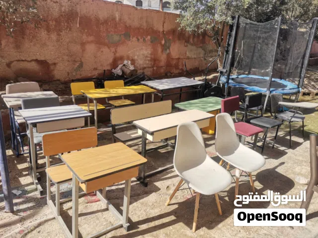 شروة مقاعد مدرسية وكراسي محاضرات بحالة الجديد. ماركا الجنوبية طريق الحزام