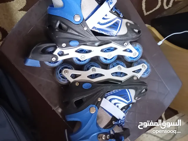 بوت عجلات مناسب لا عمر 12سنه