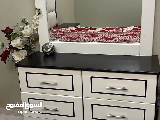 سرير كنغ سايز مع تسريحه و2كومدينه