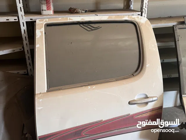 باب خلفي يسار هايلكس 2011 بحاله الوكاله جميع اغراضه