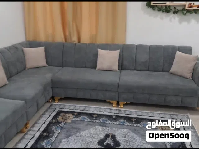 مجلس L مع طاولة مع لوحة كبيرة مع ستارة مع سجادة الوصف مهم جدا