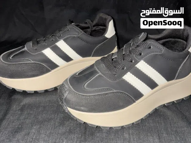 للبيع كوتشي حريمي من شي إن
