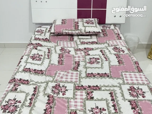 سرير مودرن مع مرتبه غير مستخدمه قمة في النظافة