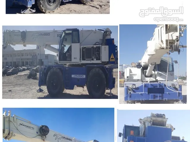 Three cranes for sale عدد ثلاثة كرينات للبيع