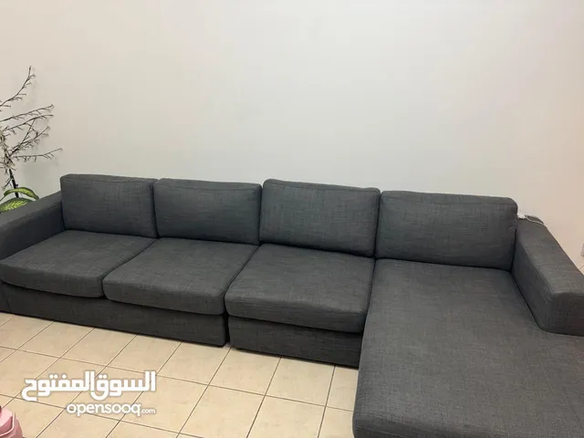 كنب صالون بحالة ممتازة مع طاولة متوسطة حجم كبير طبقتين و طقم سفرة طاولة و كراسي عدد6 بحالة ممتازة