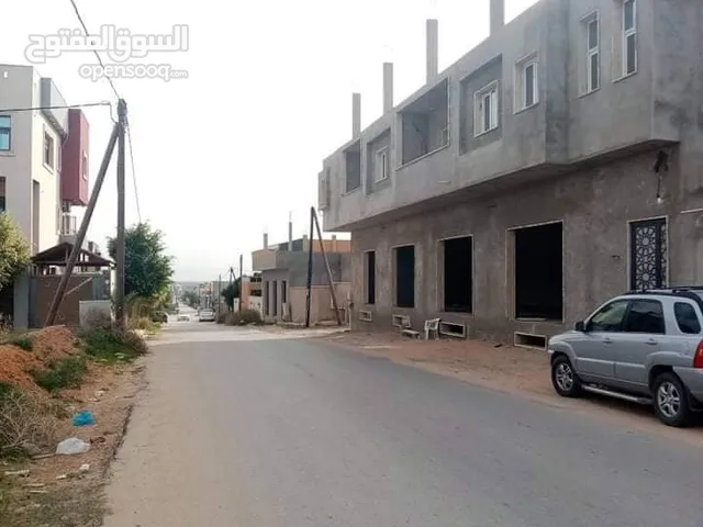 مبني سكني تجاري مع شقه جاهزه للسكن