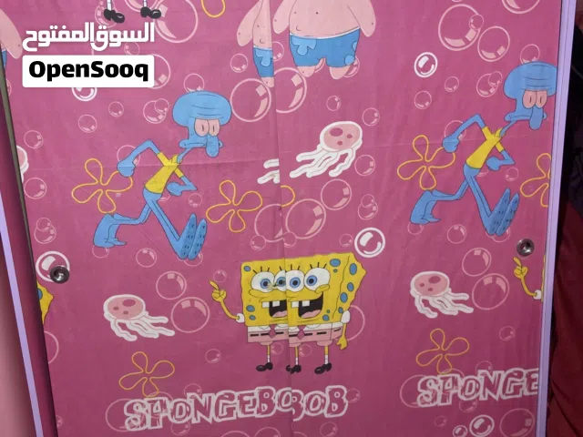 غرفه نوم أطفال مكونه من خزانه وتخت وبردايه