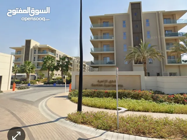 شقة للبيع غرفة وصالة وحمام عدد اثنين خزائن في الجدار صالة مع حمام مطبخ امربكي بلكونة واسعة اطلالة ع