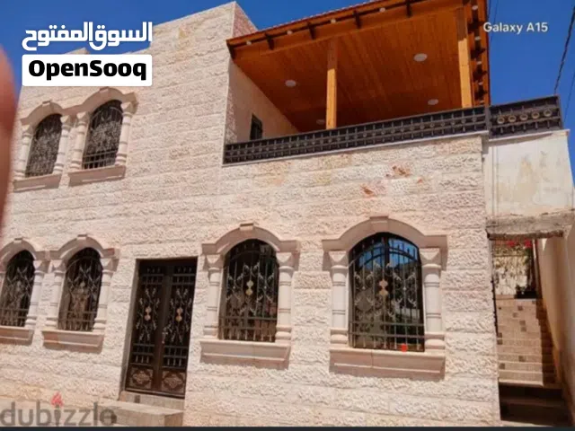 منزل للبيع مكون من ثلاث غرف نوم وغرفة ضيوف ومطبخ راكب  وصالة معيشة ومضافة أربعين متر