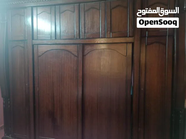غرفة نوم ماستر بحالة متوسطة للبيع خشب لاتية