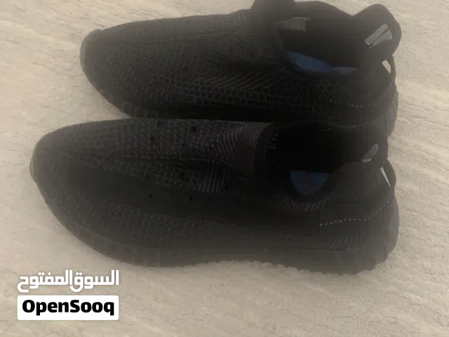 جوتي رياضي اسود للمشي ممتاز