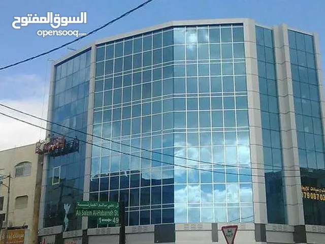 مكاتب وعيادات ومحلات تجارية  للايجار في موقع مميز في طبربور