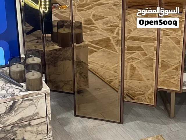 مكتبه تلفزيون و بوفيه تحف او صحون و منظره