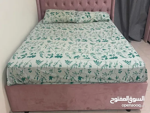 سرير كبير مزدوج مع مرتبة طبيه مقاس 200×148