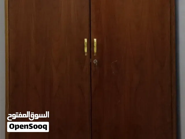 كنتور بابين مفتوحات مابينهن حاجز نجاره عراقي
