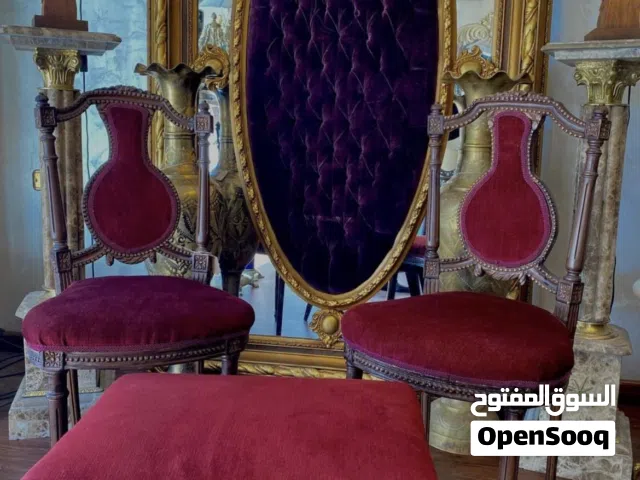 طقم كراسي وطاولة بتفاصيل فنية راقية