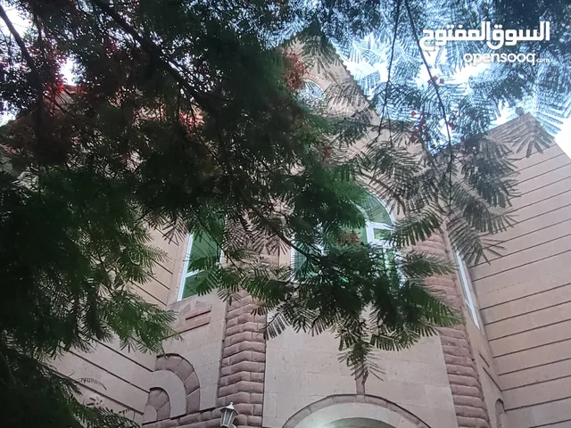 فله دور اول مفروشه ومستقله للايجار