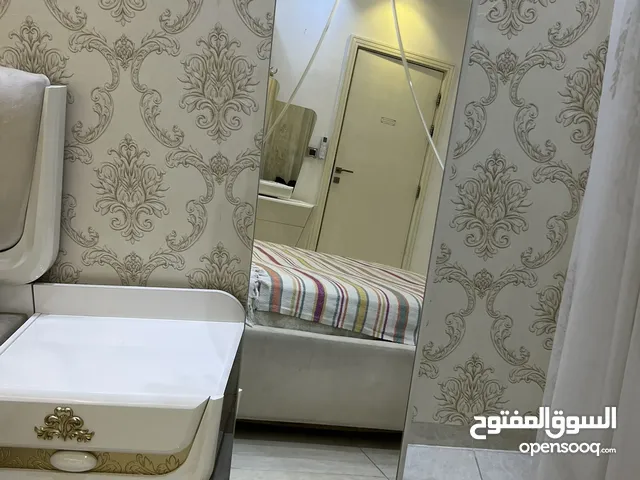 غرفة نوم تركية نظيفة كولش مع السرير  فيه مخزن