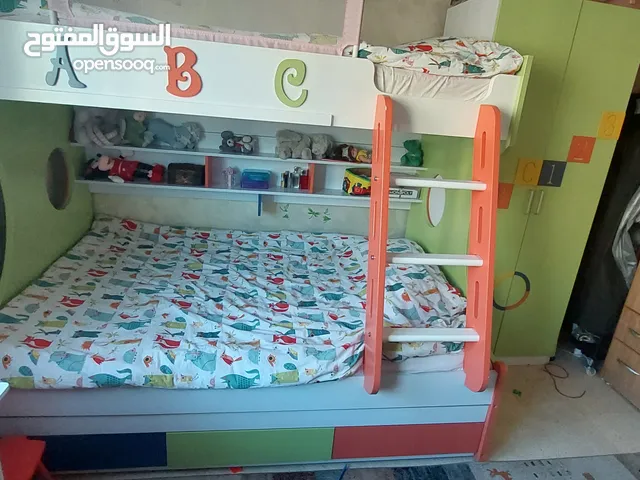 تخوت طابقين مع حماية للطابق العلوي مع خزانه درفتين بنفس الالوان