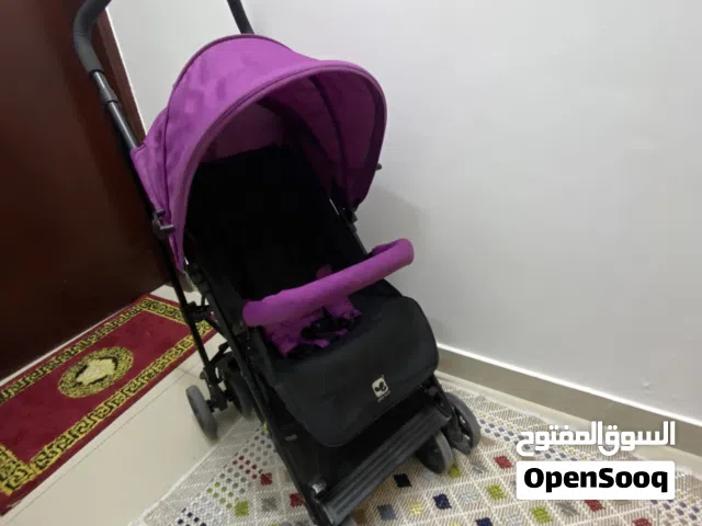 عربة أطفال شبه جديدة خفيفة وسهلة الإستعمال