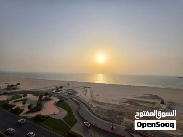 البحر أمامك مباشرة... والفخامة تحيط بك من كل زاوية، عرض استثنائي لا يُكرر لعشاق الرقي.