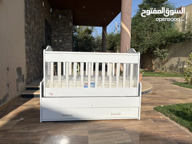 سرير اطفال شبه جديد معاه مدخل احدية