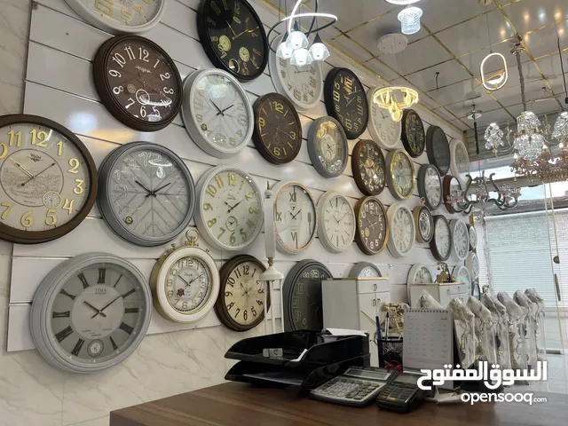 “صناعة وتوزيع ساعات الحائط والساعات الواقفة.