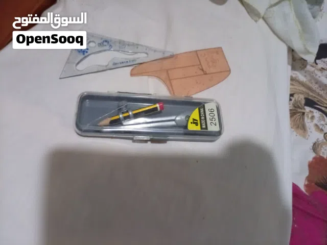 (مجموعة ادوات مدرسية) منقلة و برجل و مسطرة منحنيات و مثلثين