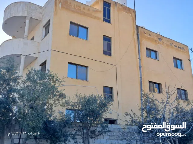 منزل مكون من ثلاث طوابق