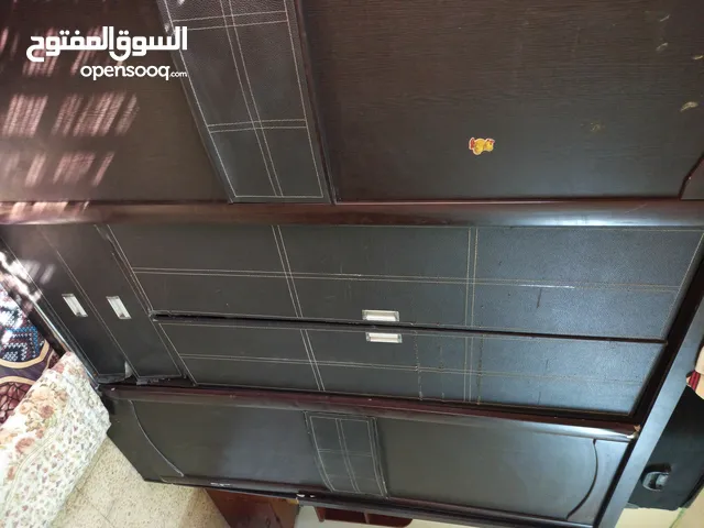 خزانه أستعمال سنه وحده بس مشالله عليها وخشبها جدا جدا نضيف