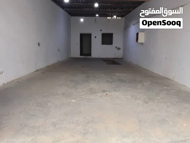مخزن للايجار في سوق الجمعة قرب مطار معيتيقه