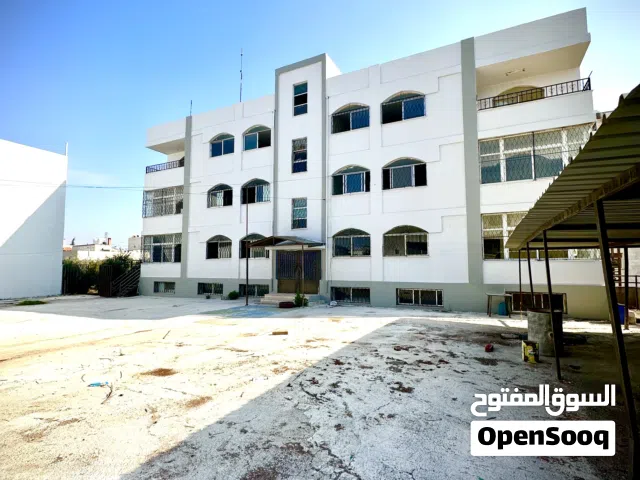 مبنى كامل للايجار مع ساحة