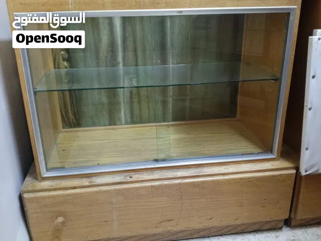 5 باترينات خشب مرتبات و نظاف