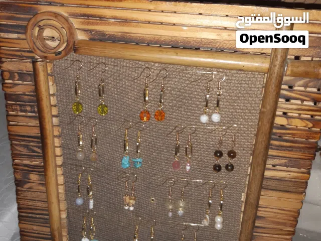 حلقاة و عقد مصنوعة يدويا