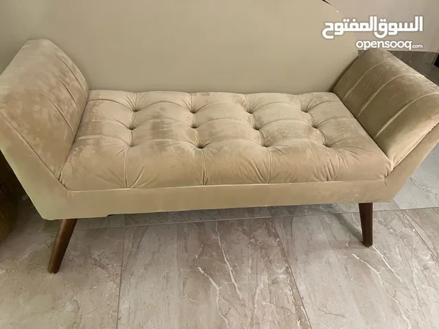 مساعدة لطقم كنب وتصلح لغرف النوم امام السرير