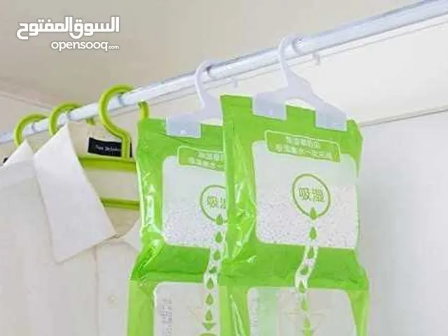 الجو البارد بتصير الملابس بالخزانة كلها رطوبة وممكن تتعفن بأي وقت "كيس سحب الرطوبة"