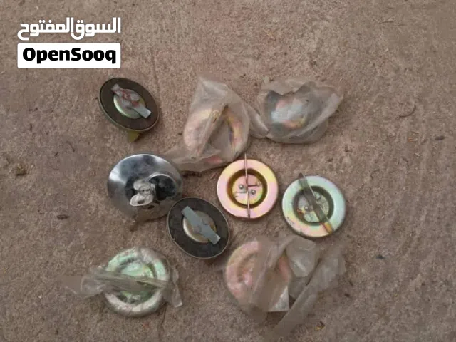 يوجد لدينا اغطيه خزنات وقود حق سيارات لبييع طبعا معنا جديد ومستخدم الكميه بحدود50 غطى للبيع المشتري