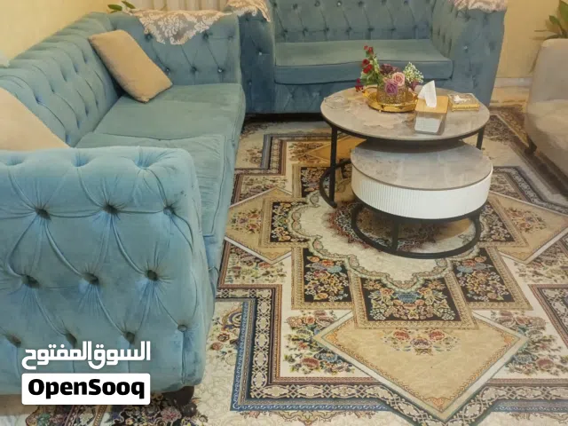 طقم كنب جميل لون ازرق سماوي وبيج نظيف