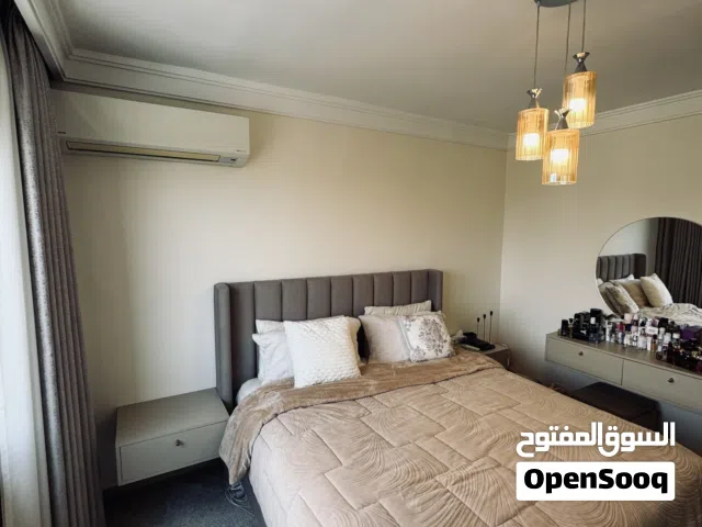 أثاث بحالة ممتازة للبيع (استعمال سنة )