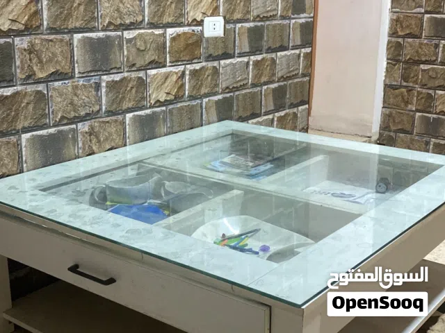 طاوله من ايكيا بسعر مغري جدا وبسعر لقطه  البيع بسبب السفر