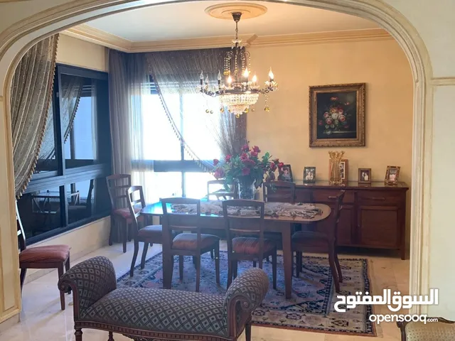 ما في أحلى. شقّة للبيع_ فخمة وموقع مميّز مقابل حديقة الصنائع
