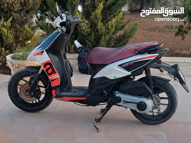 اسكوتر بريليا للبيع مرخص لغاية شهر 2 ما عليه حوادث  ومشيته ما شاء الله عليها لون ابيض  مش ناقصو اشي