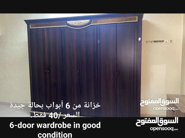 خزانة من 6 أبواب بحالة جيدة. 6-door wardrobe in good condition.