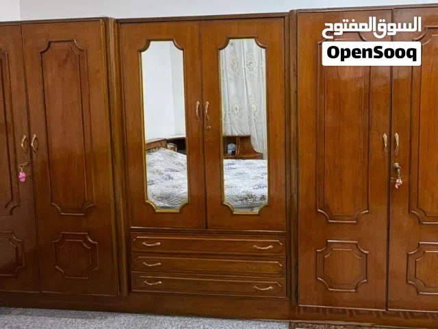 غرفة نوم خشب أصلي كلاسيكية بحالة ممتازة للبي