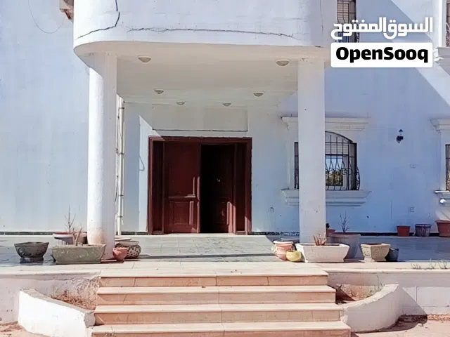 أرض مساحتها2863 متر مربع فيها مسقوف750 متر موقع ممتاز يصلح استثمار سكني أو مستشفى أو جامعة أو مدرسة