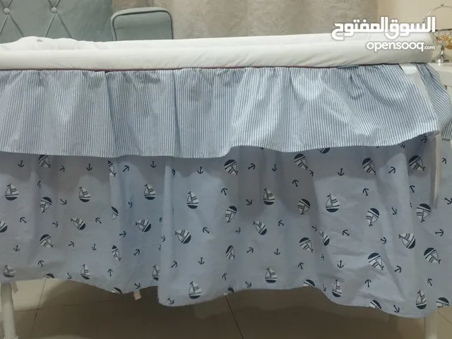 سرير اطفال (منز حديثي الولادة) باللون الازرق newborn قابل للحركة بسهولة