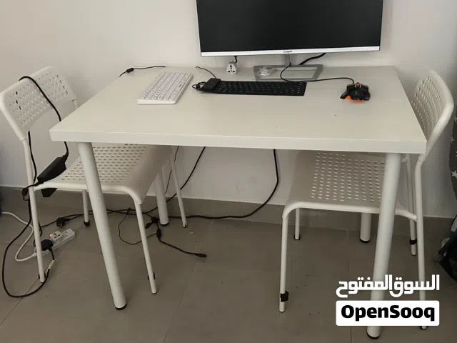 طاوله و كرسيان