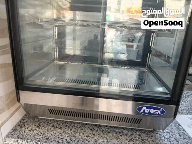 ثلاجة جديدة للمعجنات والكيك والعصيرات
