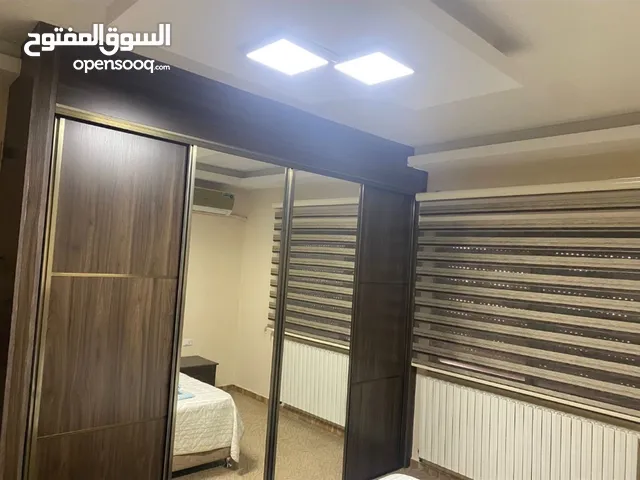غرفة نوم مع خزانة حائط